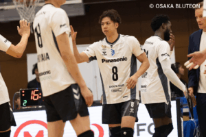 仲間にハイタッチする仲本賢優