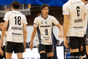 コートインする仲本賢優