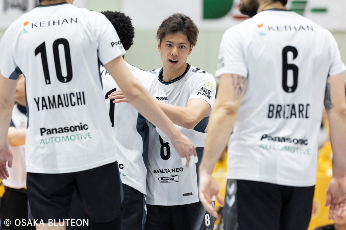 試合中、仲間を迎える仲本賢優